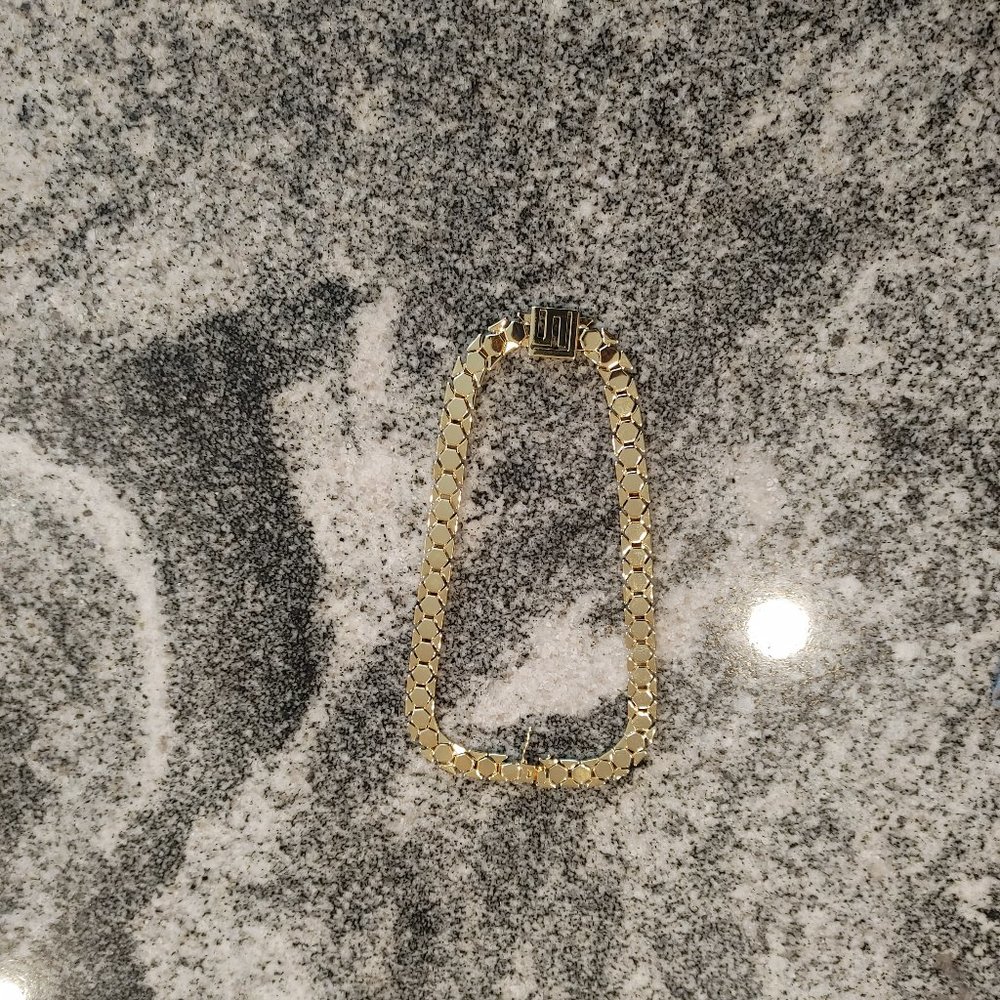 NWOT Women's chain necklace. Gold tone, with closure on back. - Picture 2 of 13